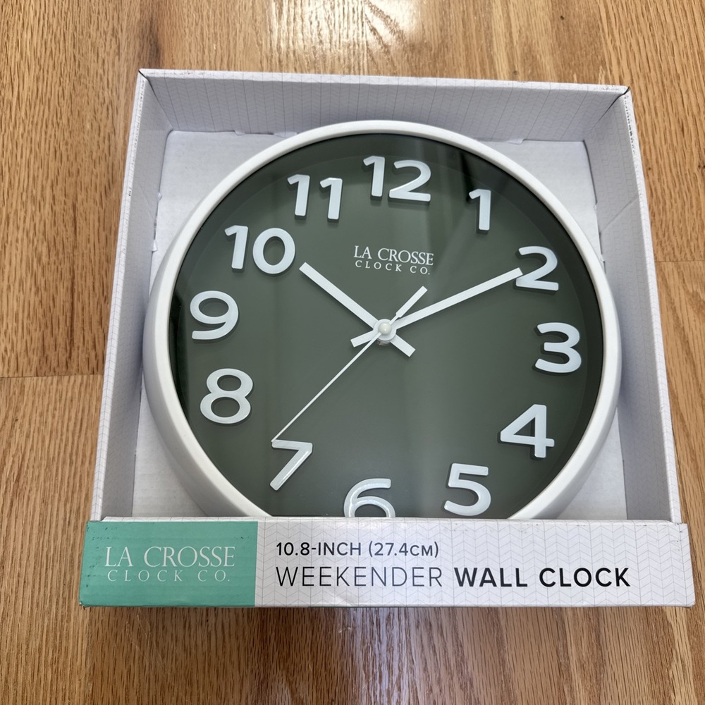 LA CROSSE 10.8"white, Green COLOR DINER ANALOG WALL CLOCK STILL IN ORIGINAL BO